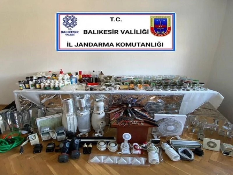 Ayvalık’ta jandarma bir uyuşturucu çetesini çökertti
