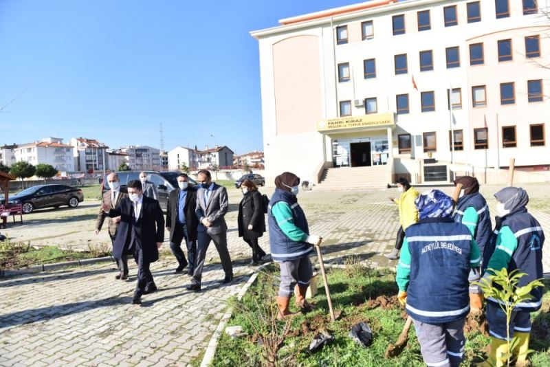 Altıeylül Belediyesinden liseye ağaçlandırma
