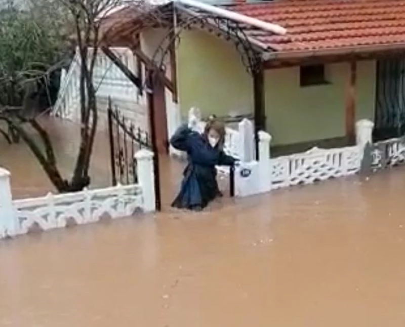 Sağlık çalışanı hastaya müdahale etmek için beline kadar suya girdi
