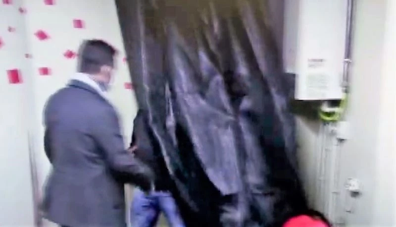 Kumar oynarken baskına uğradılar, perdenin arkasına saklandılar
