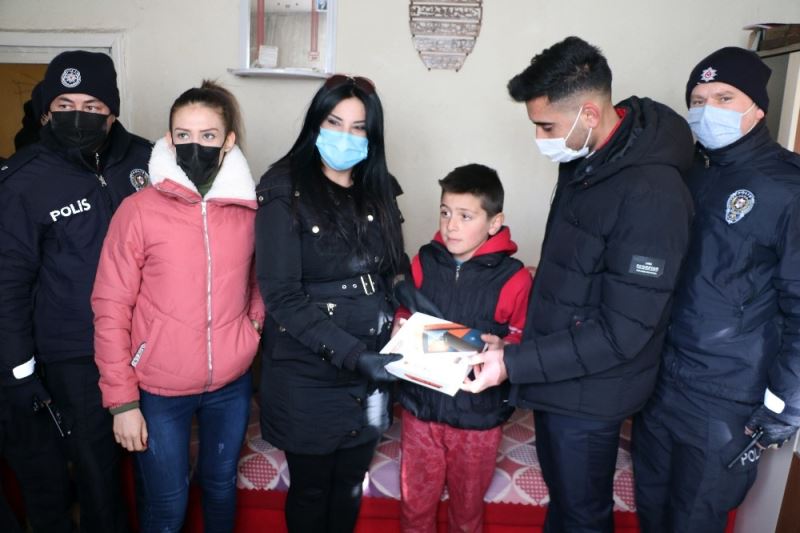 Yozgat’ta öğrencinin tablet isteğini polisler karşıladı
