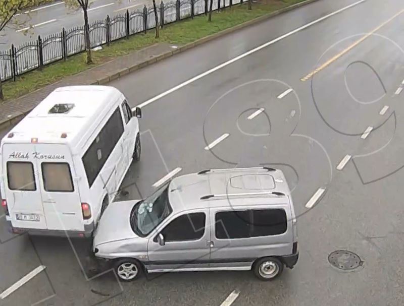 Doğu Karadeniz’de dikkatsiz sürücülerin kazaları şehir polis kameralarına yansıdı
