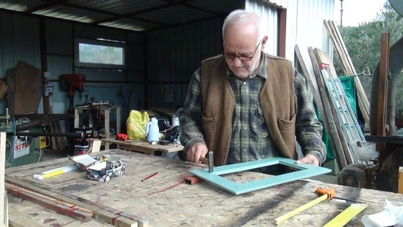 Pandemi döneminde canı sıkılan emekli polis, evinin bahçesini atölyeye çevirdi
