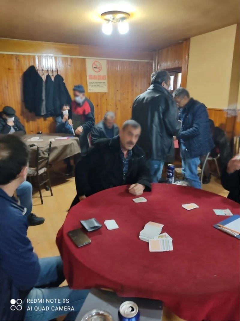 Kısıtlamada ceza yememek için çatıya saklandılar
