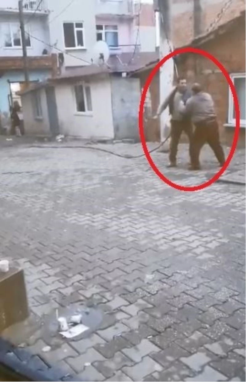 Canını hiçe sayıp patlayan akım tellerine tekme attı
