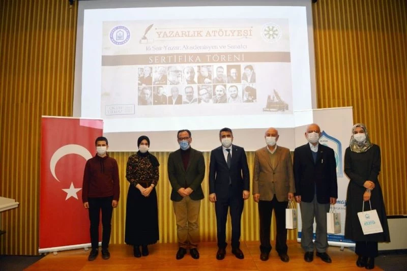 Yazarlık atölyesi mezunları sertifikalarını aldı
