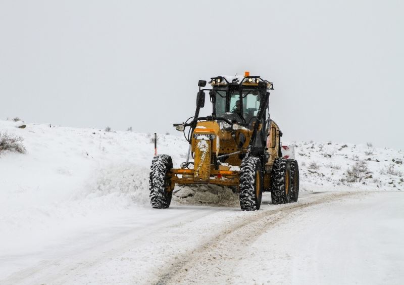 Talas Belediyesi kar temizleme çalışmalarına aralıksız devam ediyor
