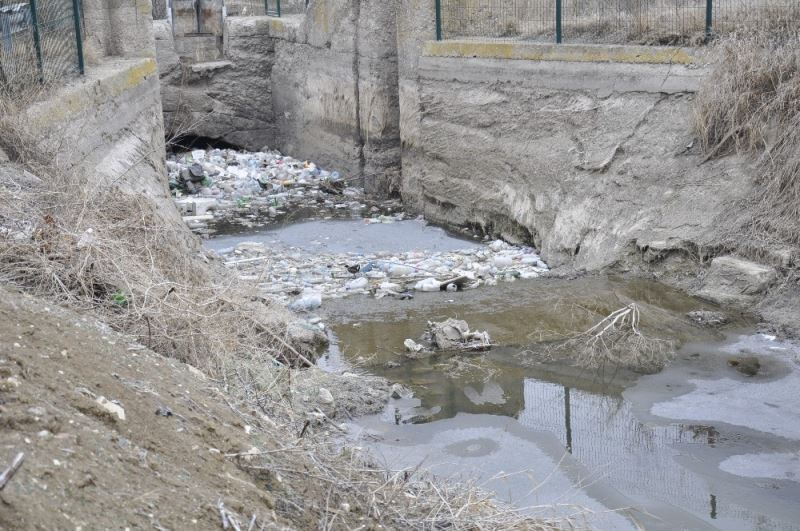 Su kanalının donması sonucu çöpler yüzeye çıktı
