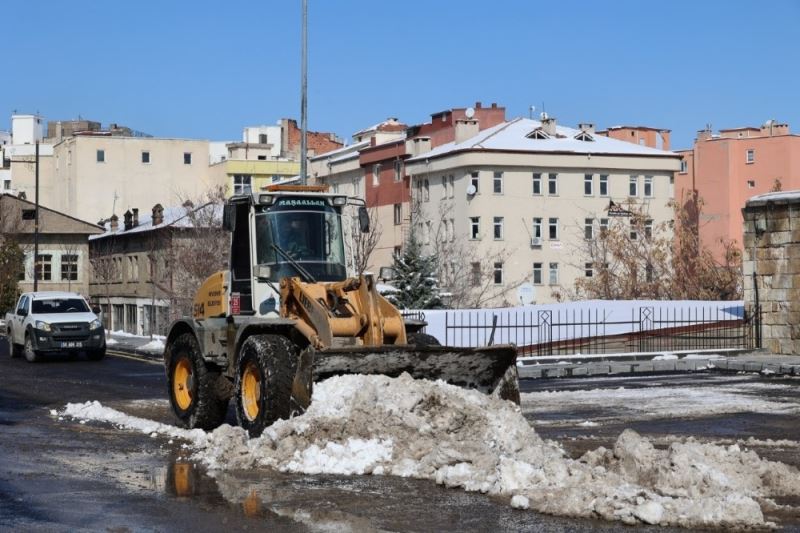 Belediye ekipleri kar temizleme çalışmalarını sürdürüyor
