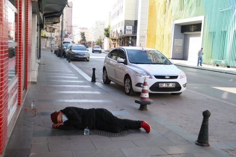 Antalya’da alkollü kişi, kaldırımda sızdı kaldı
