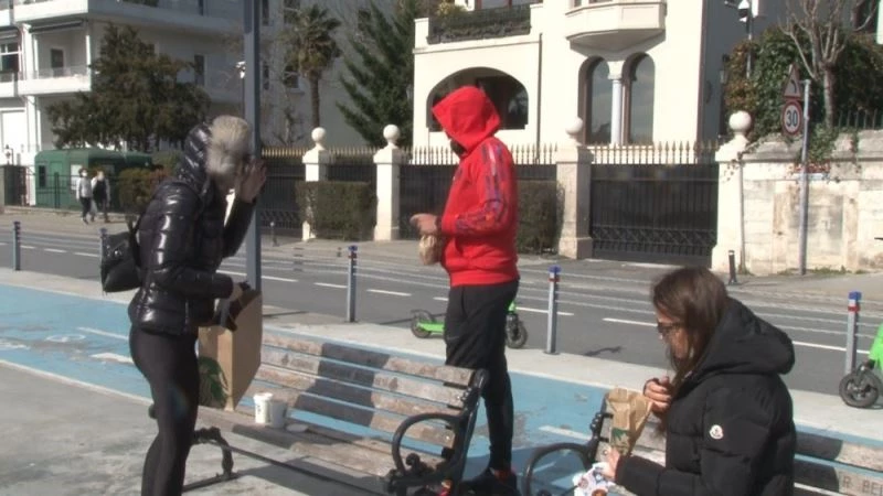 (Özel) Bir köpeği dolaştırmak için üçü birden sokağa çıktı, “Bunun neresi yanlış?” dediler
