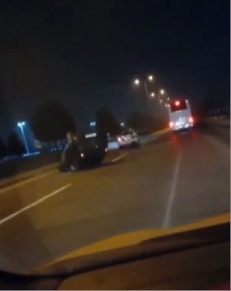 Kazayı izlemek için yavaşlayan otomobile otobüs çarptı
