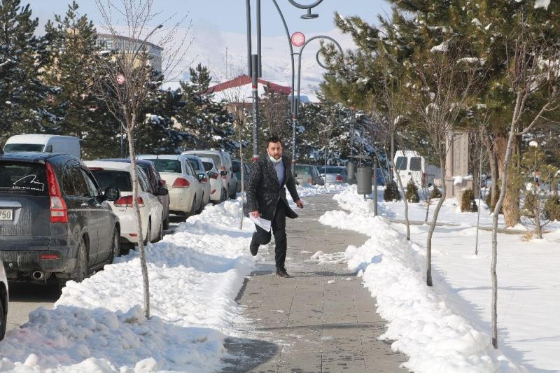 Adaylar ALES’e girebilmek için eksi 18 derecede koştular, 10.00’dan sonra gelen aday sınava alınmadı
