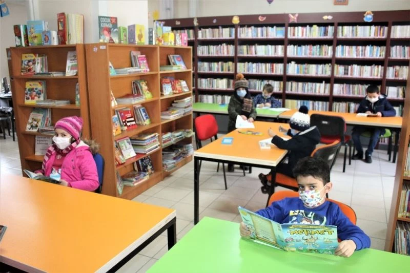 Çocuklar hem eğleniyor, hem okuma alışkanlığı kazanıyor
