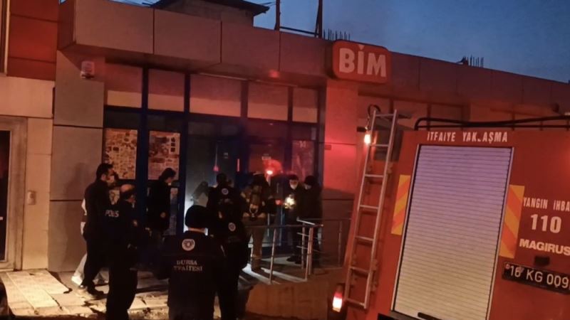 Bursa’da marketin deposunda çıkan yangın söndürüldü
