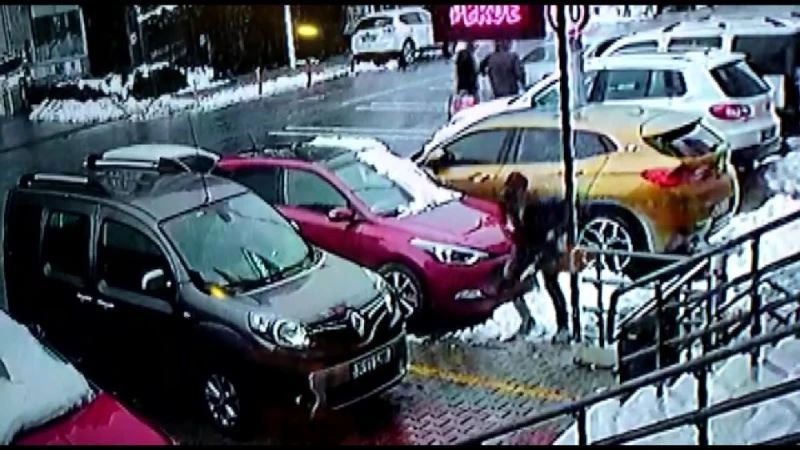 (Özel) Ümraniye’de 3 hırsız gündüz vakti önce eve girdi sonra arabaları çaldı
