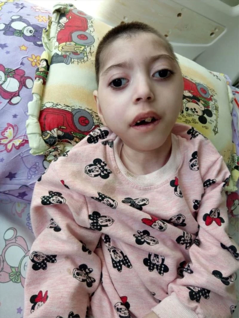 Hayatını kaybeden 7 yaşındaki serebral palsili kız çocuğu doğumda ölen annesinin mezarına defnedildi