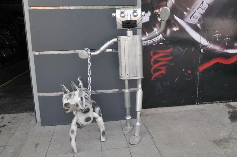 Egzoz parçalarından yapılan figürler görenleri gülümsetiyor
