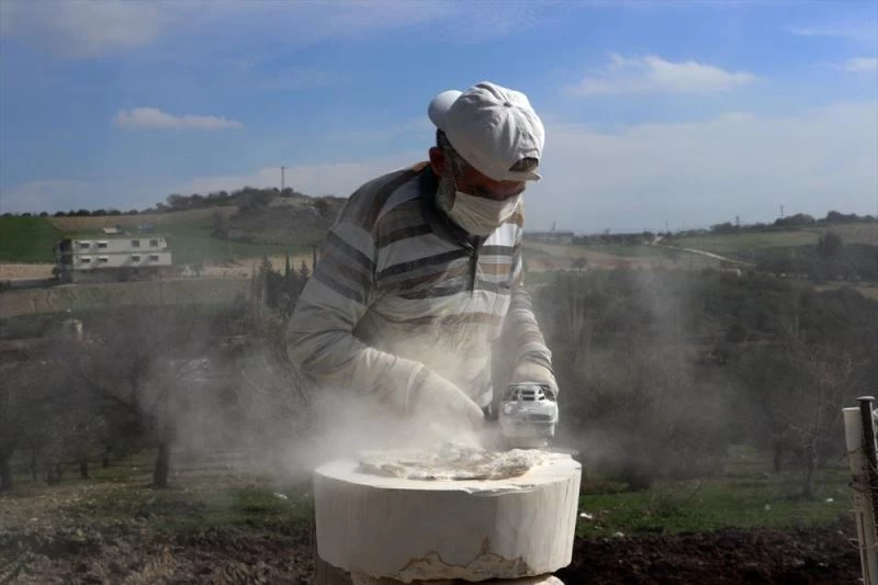 Kaya parçaları Suriyeli Abdülvahit ustanın elinde tepsiye dönüşüyor
