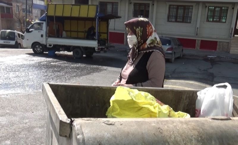 (Özel) 75 yaşındaki Fatma teyze, yanlışlıkla çöpe attığı para ve telefonunun geri getirilmesini bekliyor
