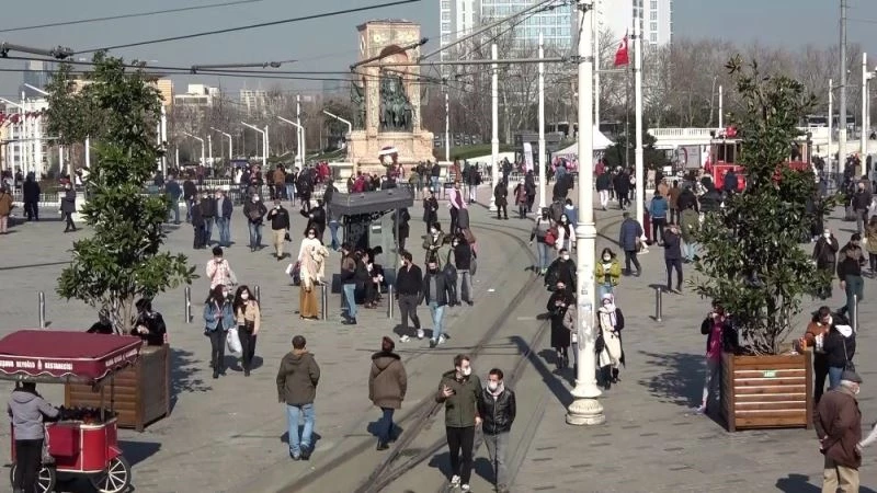 İstiklal Caddesi’nde “İğne atsan yere düşmez” dedirten manzara
