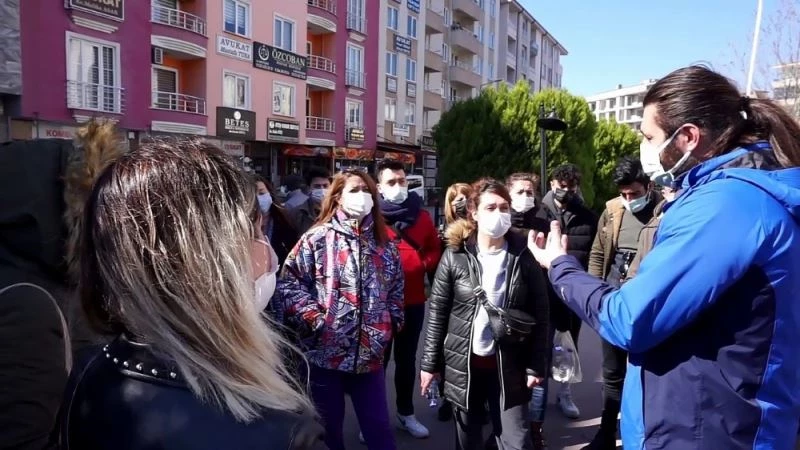 Hayvanseverler kedilerini köpeklerine boğdurtuğunu ileri sürdükleri zihin özürlü gençten şikayetçi oldu
