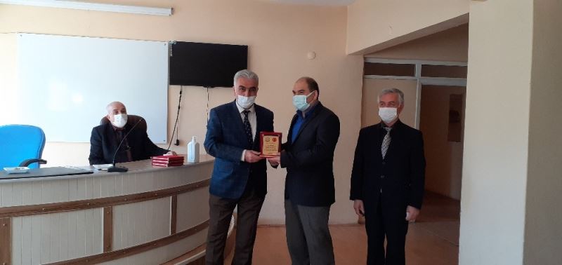 Emekli imamlara teşekkür plaket
