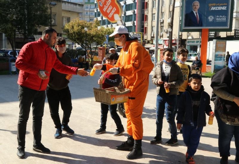 Akdeniz Belediyesi, vatandaşlara portakal suyu dağıttı
