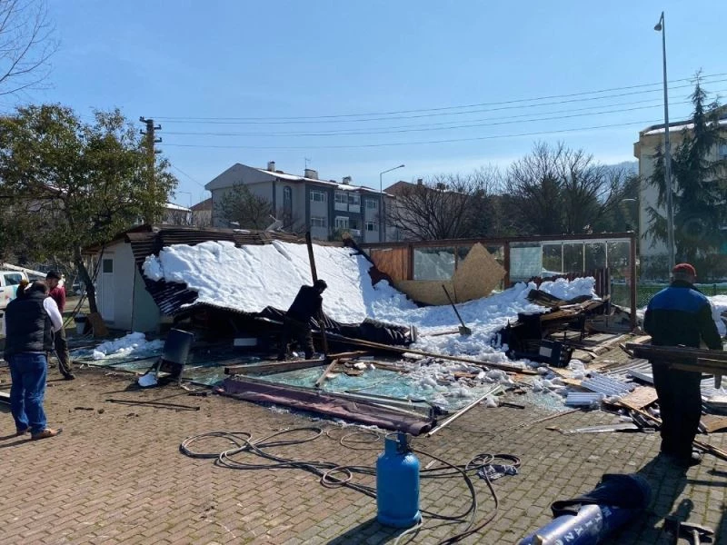 Karın ağırlığına dayanamayan kafe çöktü
