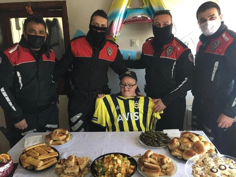 Polisten down sendromlu Altan’a doğum günü sürprizi
