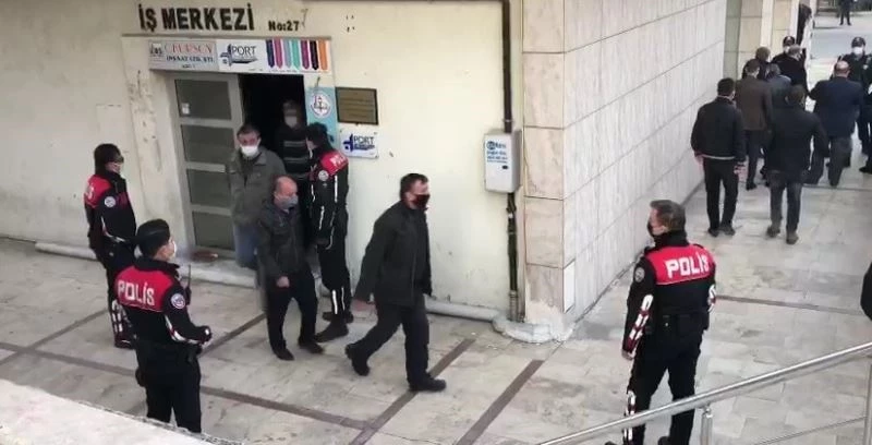 Kumarhaneye çevrilen iş merkezinde 25 kişi suçüstü yakalandı
