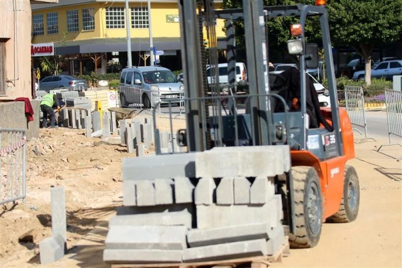 Alanya’da prestij caddeleri için kazmalar vuruldu
