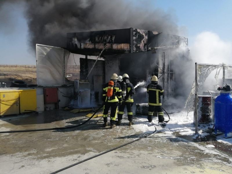 Benzinlik içerisinde bulunan lastikçide çıkan yangın ekipleri harekete geçirdi
