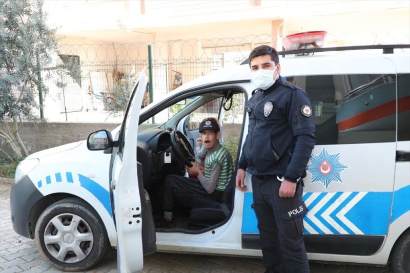 Mersin polisi, engelli bir çocuğa sürpriz ziyarette bulundu