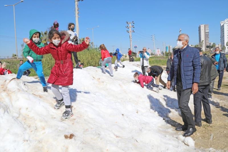 Mersinli çocuklar Torosların zirvesinden getirilen karla sevindi