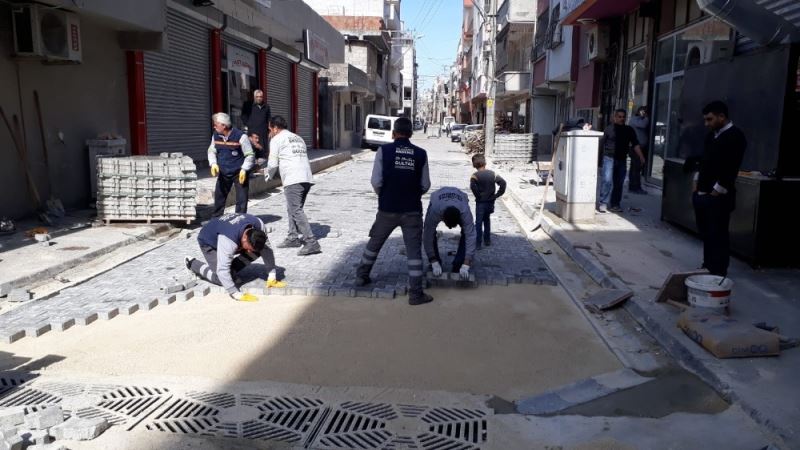 Akdeniz’de yol ve kaldırım çalışmaları kesintisiz sürüyor
