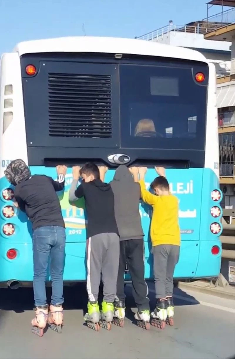 Halk otobüsünün arkasında çocukların tehlikeli paten yolculuğu
