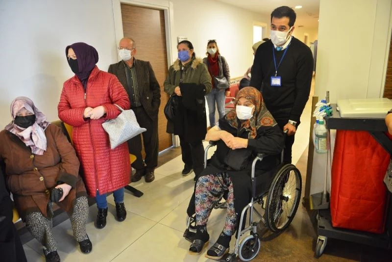 Kıymet teyzeyi aşı randevusuna belediye ekipleri yetiştirdi
