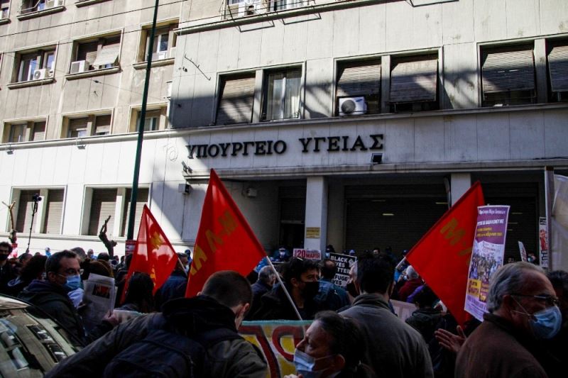Atina’da doktorlar ve sağlık personelinden maaş protestosu
