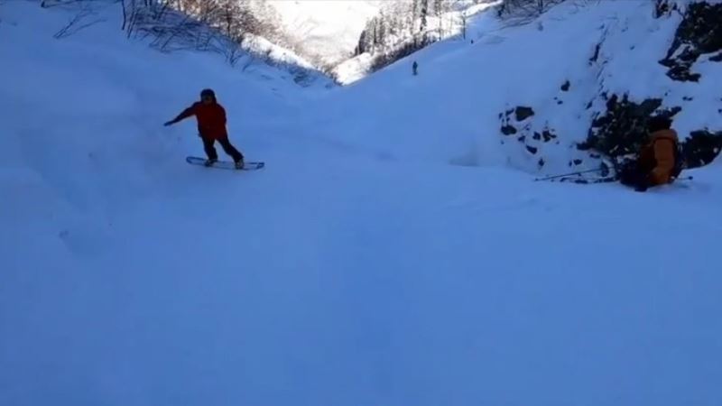 Rusya’da kayak yapan genç 8 metrelik kuyuya düştü
