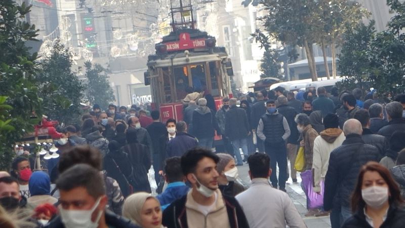 Güneşi gören Taksim’e akın etti, sosyal mesafe unutuldu
