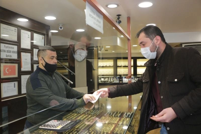 Kuyumcunun verdiği fazla 10 bin 800 lirayı iade etti
