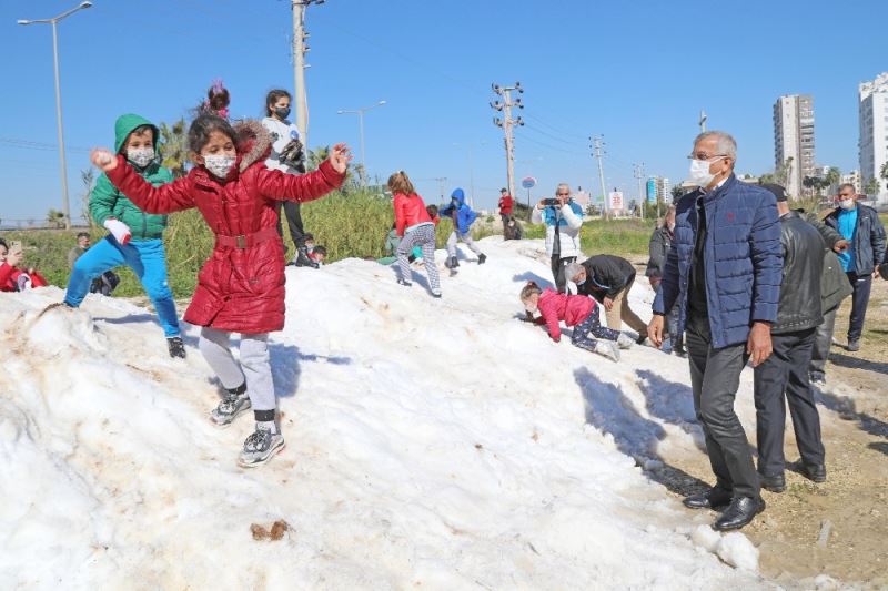 Mezitlili çocuklar, ayaklarına kadar gelen karda doyasıya eğlendi
