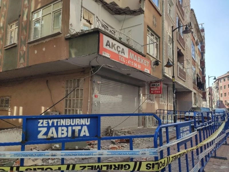 Zeytinburnu’nda binanın balkonunun çöktüğü anlar kamerada
