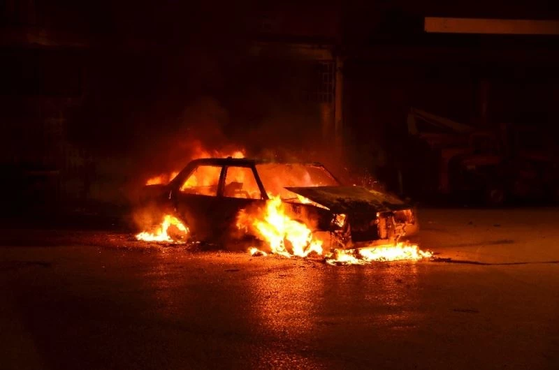 Çalışmayan aracını ateşe verdi, sönene kadar başında bekledi
