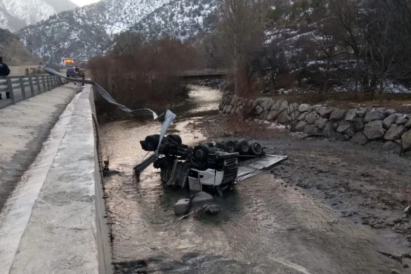 Gümüşhane’de tır Harşit Çayına devrildi: 1 yaralı
