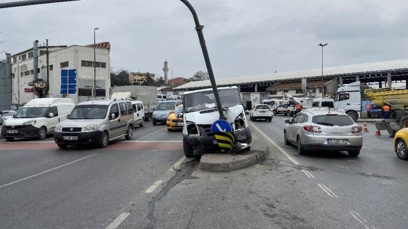 (Özel) Beyoğlu’nda feci kaza: Frenleri patlayan minibüs trafik ışığına daldı
