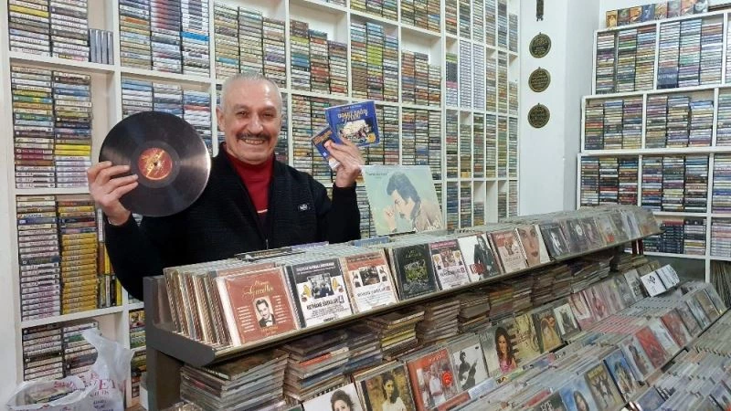 Teknolojiye taş plak aşkı ile direniyor
