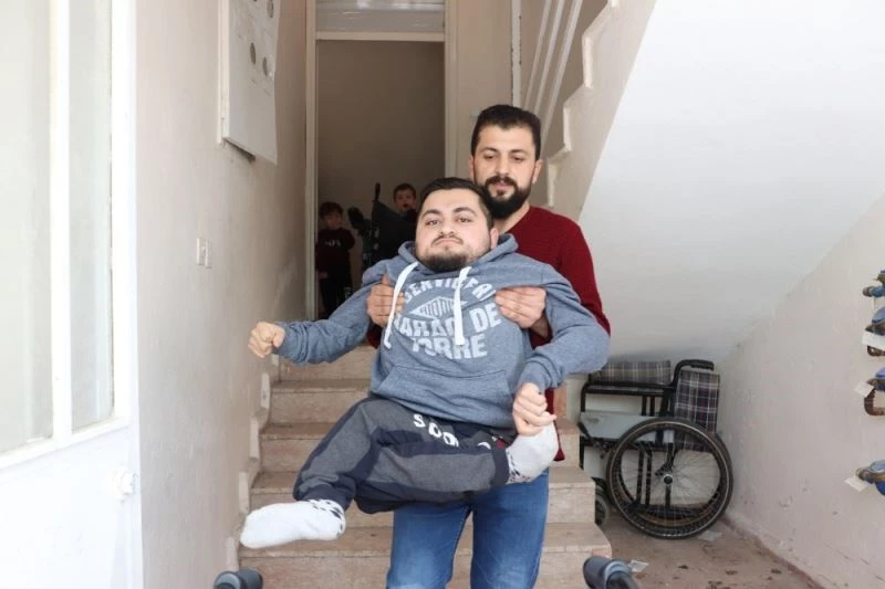 Tek isteği ayakları üzerinde durmak
