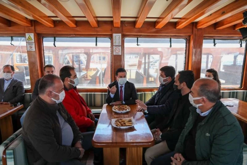 Başkan Aras günlük gezi yapan denizcilerle bir araya geldi
